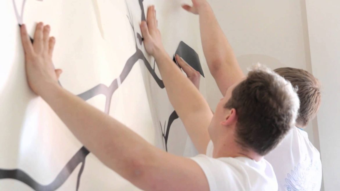 Как клеить обои в углах